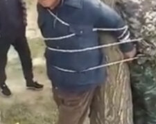 В Киргизии прямо на улице начали наказывать чиновников и сотрудников полиции: кадры происходящего
