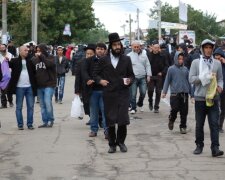 Сотни хасидов уже прибыли в Украину, местные власти не в восторге: "Мы их не ждали"