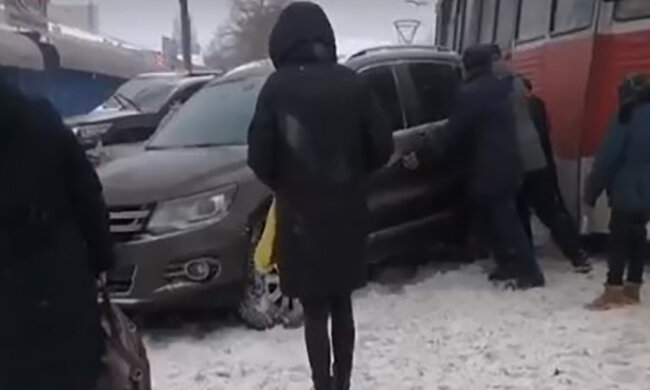 Volkswagen перегородил движение трамваев в Кривом Роге, кадры: люди решились на отчаянный шаг