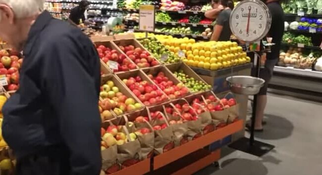 Украинцы вынуждены покупать рекордно дорогие фрукты из-за границы: свой урожай не уродил