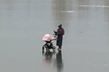 Під Києвом жінка з коляскою гуляла по підталому льоду, фото: "Що у людей у головах?"
