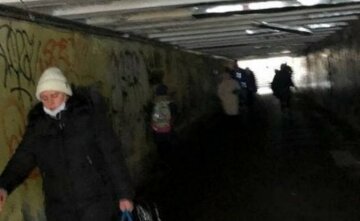 Подземный переход на Шулявке находится в плачевном состоянии, фото: "протекает вода и..."