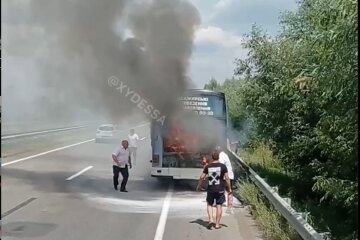 Автобус полный пассажиров загорелся  посреди трассы  Киев-Одесса: видео ЧП