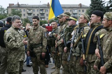 Оселедець за картками і цензура: що означає військовий стан в Україні
