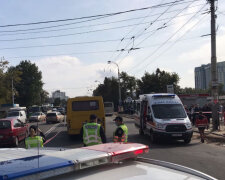 Маршрутка на скорости влетела в толпу в Киеве,  есть жертва: "Переходили на зеленый и..."