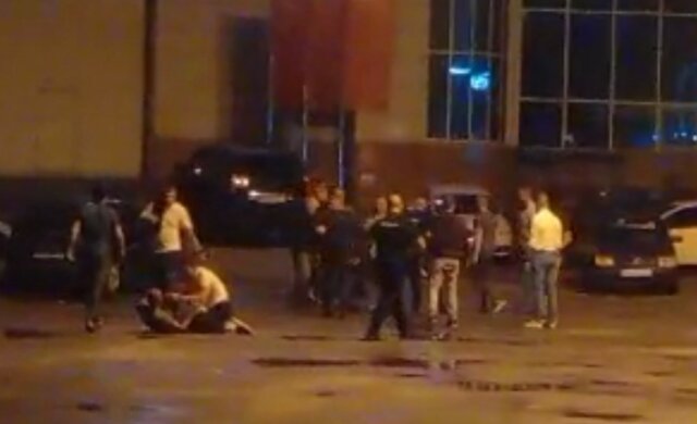 Харків'яни влаштували масову бійку біля нічного клубу: кадри епічної сутички