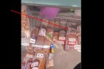 Хвостатый "гость" бегал внутри витрины с колбасой: покупатель попросил упаковать, кадры
