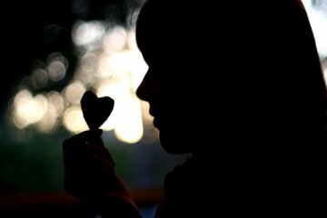 Дівчина з незвичайним татуюванням зникла в Києві: «Нема любові»