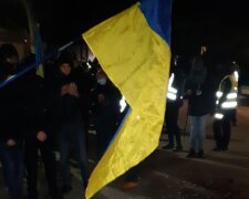 Воїни АТО, націоналісти та праворадикали продовжили мітингувати під будинком Порошенко