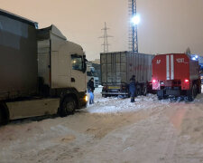 Транспорт масово потрапив у сніговий полон у Дніпрі: довелося втручатися рятувальникам