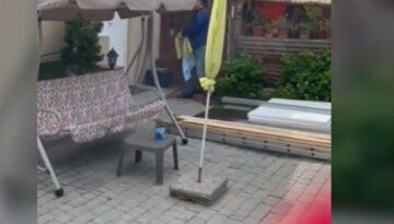 Одессит демонстративно сорвал украинский флаг, видео: причина такого поступка удивляет
