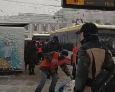 Негода вирує на Одещині: на розчищення снігу виведено тисячі людей