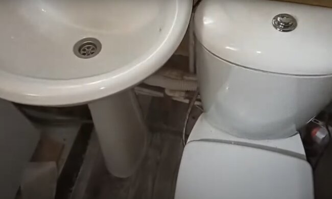 Вещи, которые никогда нельзя смывать в унитаз