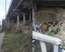 Жителі скаржаться на бездомних у Дніпрі, кадри: "оселилися під мостом"