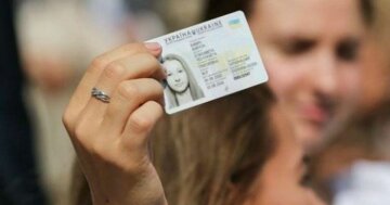 Коли будь-який українець може обміняти паспорт на ID-карту: прийнято рішення