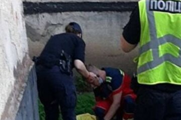 Пожилую харьковчанку нашли под окнами дома, женщина уже не дышала: "В руках держала..."