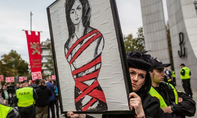Проти заборони абортів у Польщі протестують шість мільйонів жінок (фото)