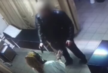 Вооруженный мужчина ворвался в киевскую больницу, видео: "Наставил на врача пистолет"