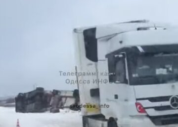 Слетела с дороги и перевернулась: суровая непогода продолжает творить беду на Одесчине , видео
