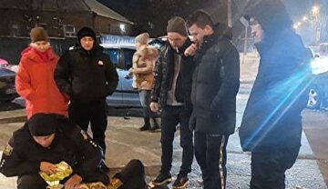 У Харкові збили кур'єра, чоловік безпорадно лежав на снігу: кадри з місця