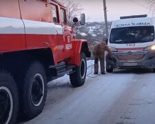 Швидка допомога з пацієнтом застрягла в снігу під Харковом, примчали рятувальники: відео НП