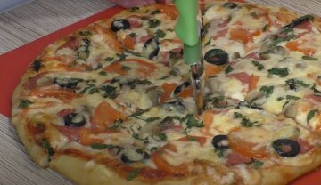 Пахнет тюрьмой: харьковчане обнаружили в пицце неожиданную "специю", фото
