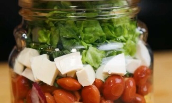 Сохраняйте на будущее: "Мастер Шеф" Хименес-Браво дал полезный рецепт салата в банке