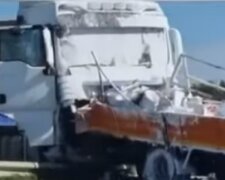 Фура влетела в дорожников на трассе Киев-Одесса, видео ДТП: наносили разметку