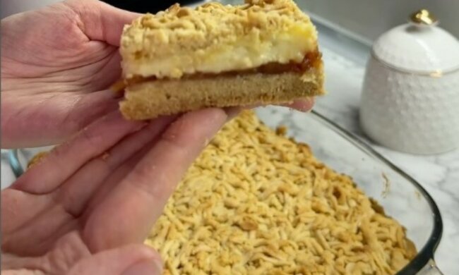 Бюджетно та швидко: рецепт тертого пирога з варенням, прямо як у дитинстві