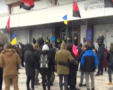 ЗМІ: Активісти вимагають у Мінюсту зупинити рейдерське захоплення ринку “Столичний” соратником Януковича