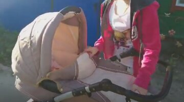 Одессит выгоняет на ночь из квартиры жену с младенцем из-за плача: видео безобразия