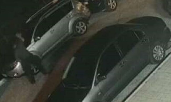 Машины днепрян атакуют хулиганы, кадры: "Бьют камнями лобовые стекла и..."