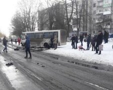 Легковушка влетела в автобус на Львовщине, скорые забирают пострадавших: кадры страшного ДТП