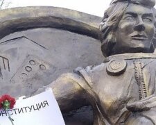 У РФ "зліпили" пам'ятник Терешковій після послуги Путіну, фото: "Поруч обнульониш проситься"