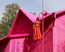 Художниця сплела рожевий будинок для українських біженців