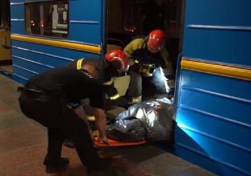 Трагедія в київському метро, з'явилися кадри: "Тіло знайшли під другим вагоном"