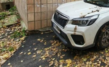 В Киеве борцы с автохамами напали не на того, кадры: "Украсили машину"
