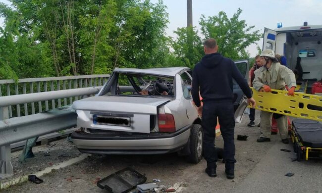 На трассе под Харьковом водитель попал в заложники собственного авто: "подключились" спасатели