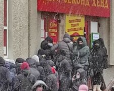 "Ще й ночують під дверима": українці "окупували" магазини секонд-хенду, забувши про карантин, кадри