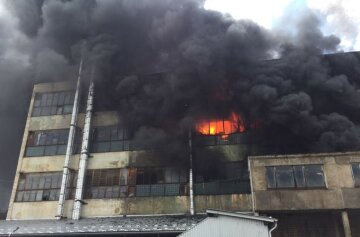 Черновцы окутало густым дымом, горит завод пластиковых труб: видео и подробности