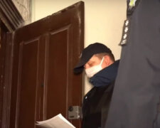 Поліцейські "беруть в облогу" квартири дніпрян, за відмову відкрити загрожує штраф: у чому причина перевірок