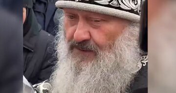 Митрополит УПЦ МП Павел поспорил возле Лавры, кадры: "Вы клеветники"