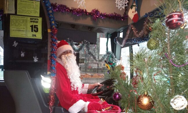 В Днепре водитель автобуса устроил Новый год для пассажиров прямо в салоне: фоторепортаж