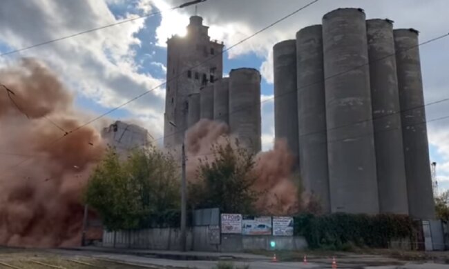Мощный взрыв прогремел возле вокзала в Харкове, все в дыму: видео с места событий
