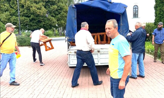 "Рідна країна" подарувала Каневу лавки для Успенського собору: хто допоміг відновити святиню