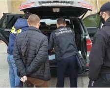 "Пытали и затолкали в багажник": опасная банда орудует на одесской трассе, кадры