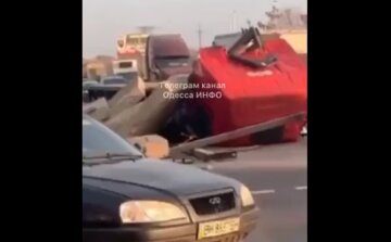 Жорстка ДТП під Одесою, від удару у вантажівки злетіла кабіна: відео аварії