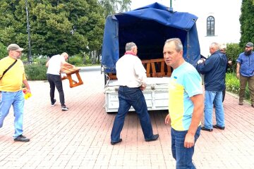 "Рідна країна" подарувала Каневу лавки для Успенського собору: хто допоміг відновити святиню