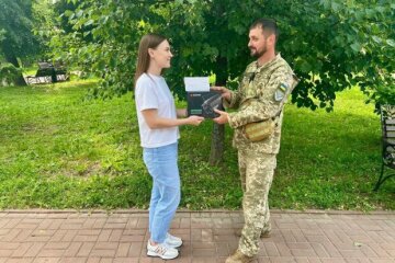 БФ молодежной инициативы "Надежда" передал тепловизор для военного