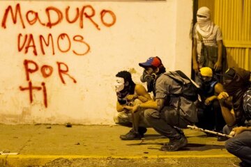 Майдан в Венесуэле: пылающая бронетехника и новые жертвы (видео)